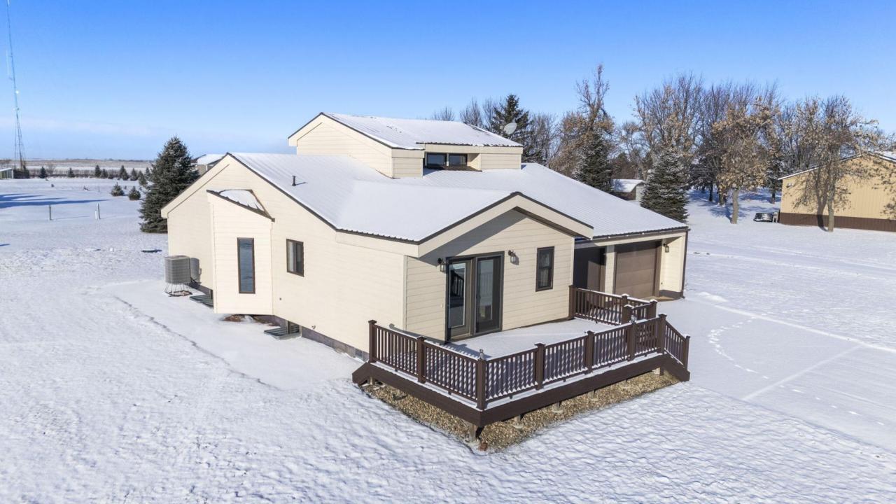 3 bed/4 bath w/ 5 garage stalls