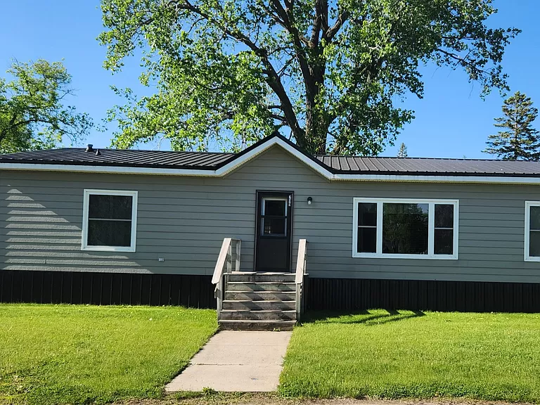Move In Ready in the Growing City of DeSmet, SD.