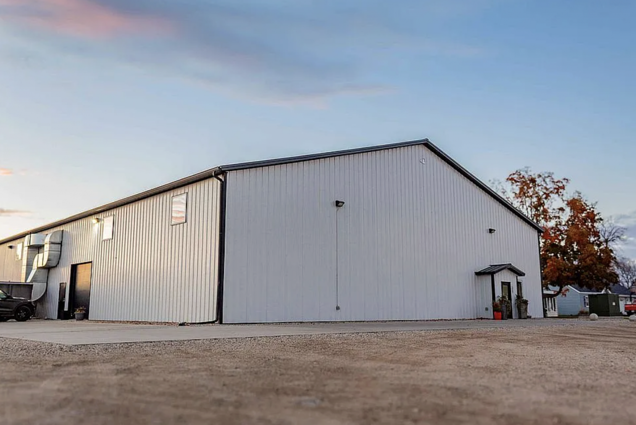 Huge commercial building w/ lots of potential