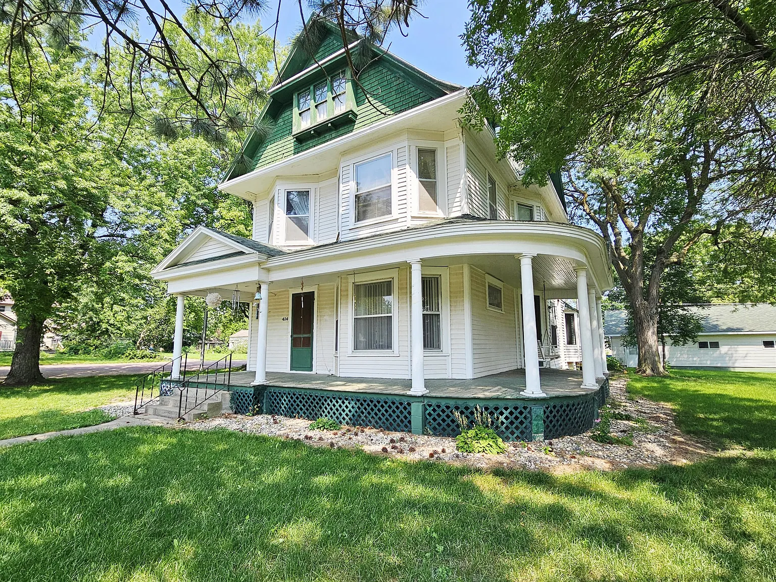 Charming 3-story historical, victorian home in De Smet!
