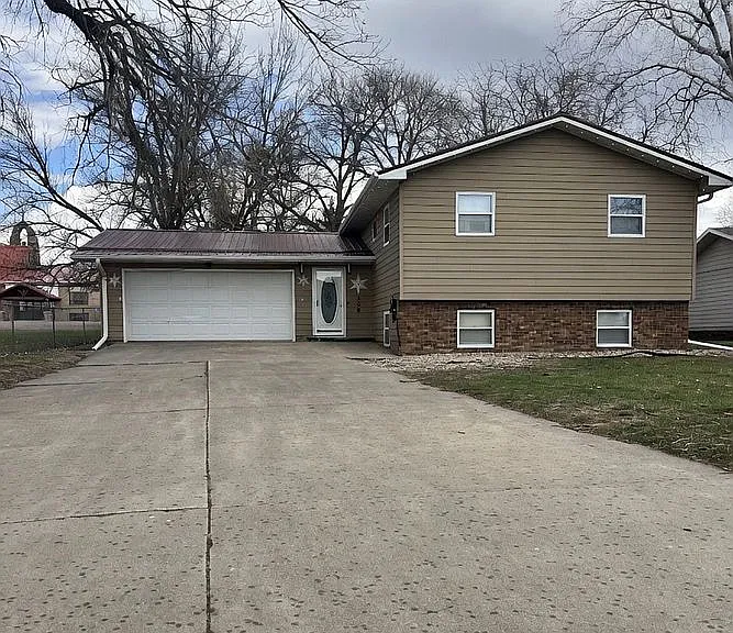 4-Bed, 2-Bath Home w/ Plenty of Garage Space - Image 1