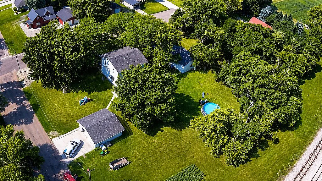 Spacious Home on 4 Lots - Image 2
